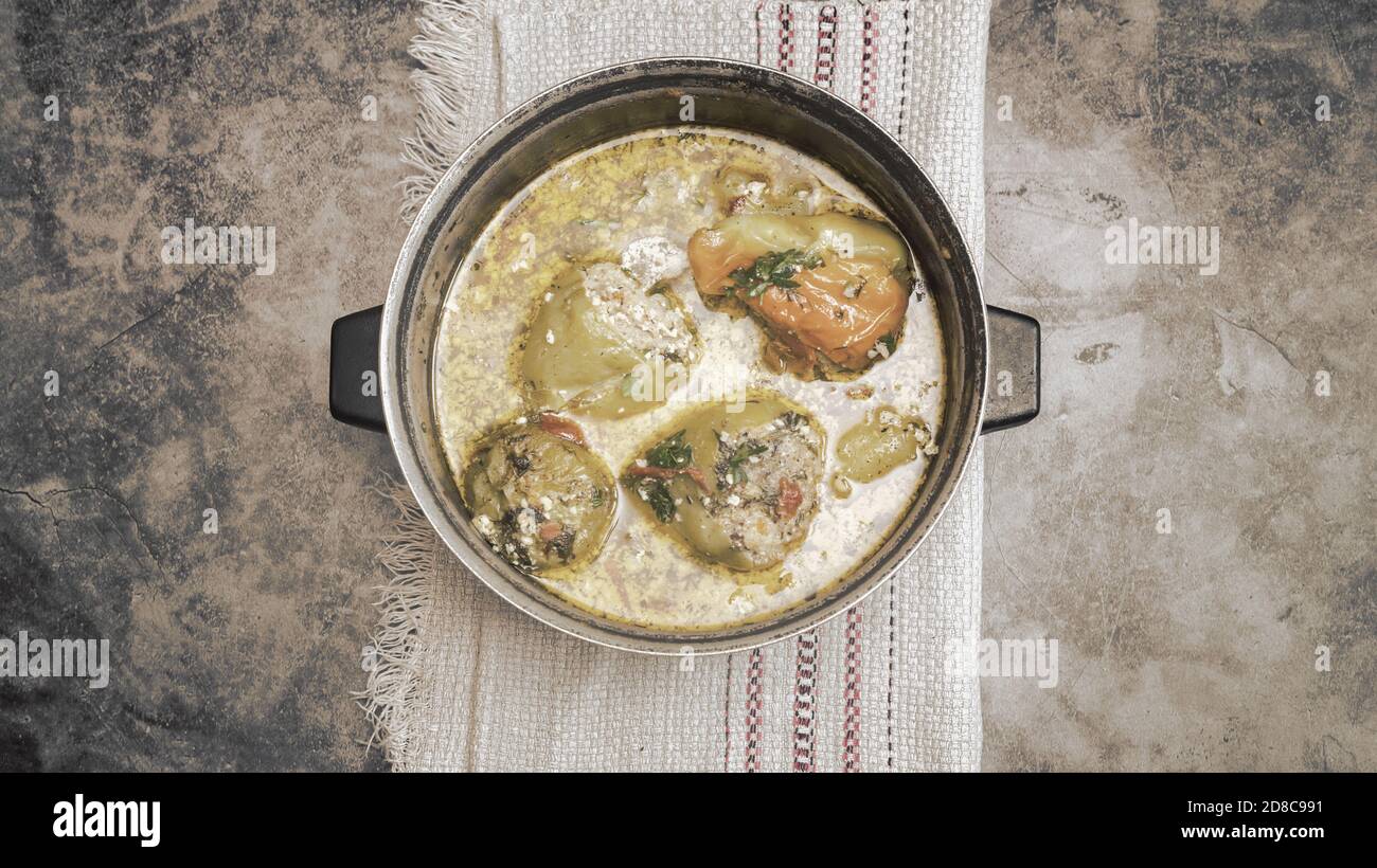 Köstliches Gericht: Gefüllte Paprika in einem Topf. Stockfoto