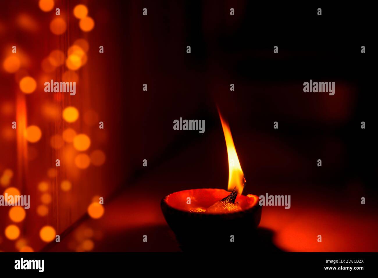 Happy Diwali Hintergrundbild von brennenden beleuchteten Diya Ton Öllampe mit Bokeh Lichter. Konzept für indische hinduistische religiöse Tradition, Rituale festliche Saison Stockfoto