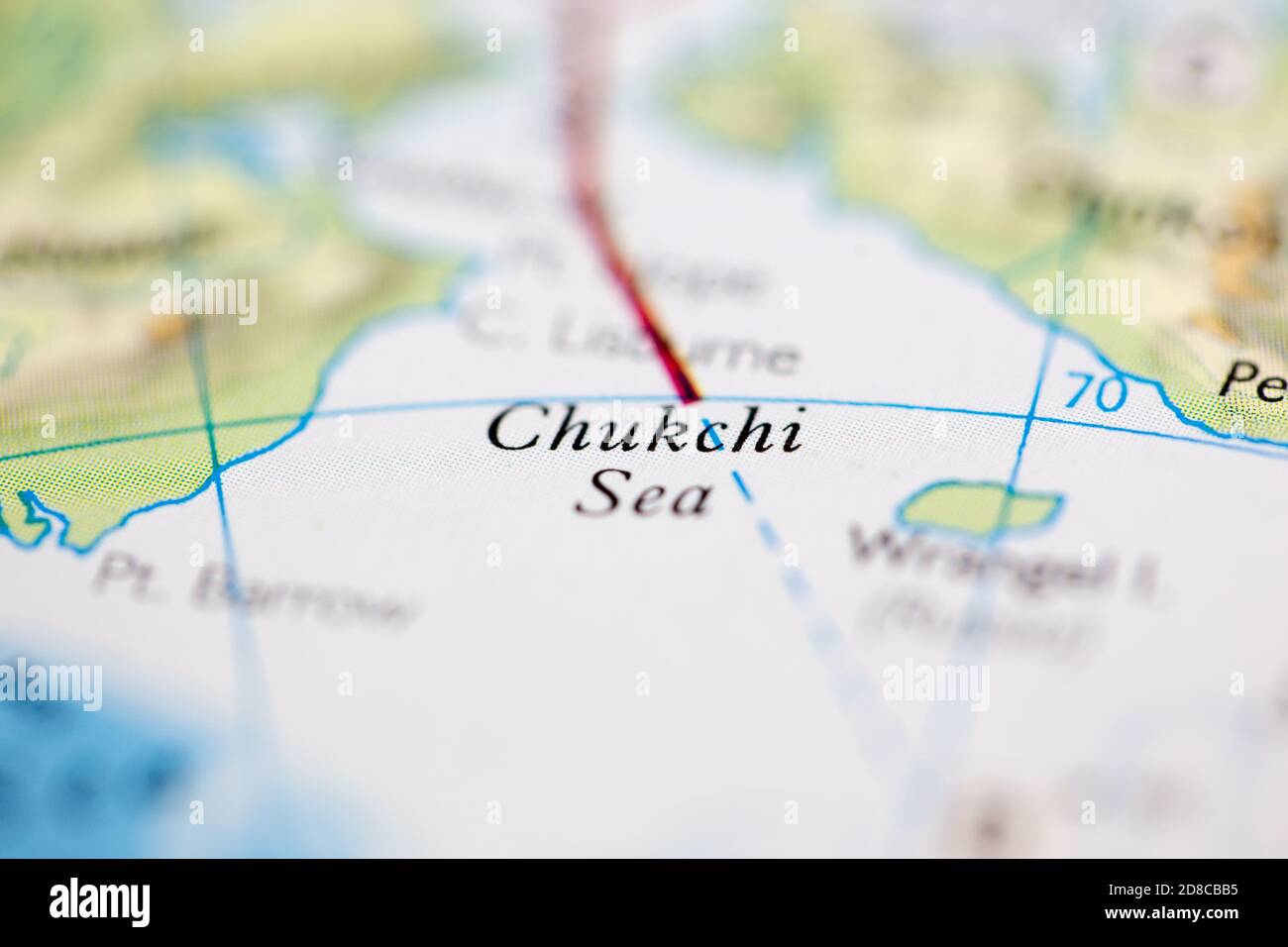 Geringe Schärfentiefe Fokus auf geografische Kartenposition von Das Tschuktschische Meer vor der Küste Sibiriens und Alaskas auf dem Atlas Stockfoto