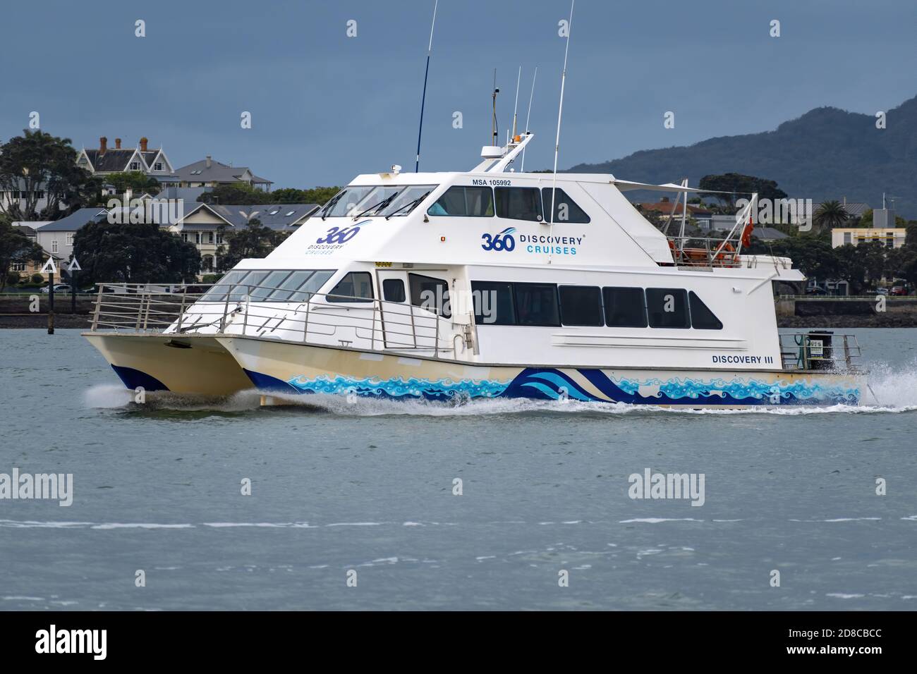 AUCKLAND, NEUSEELAND - 21. Okt 2019: Blick auf Fullers Fähre Katamaran Segeln in Waitemata Hafen Stockfoto