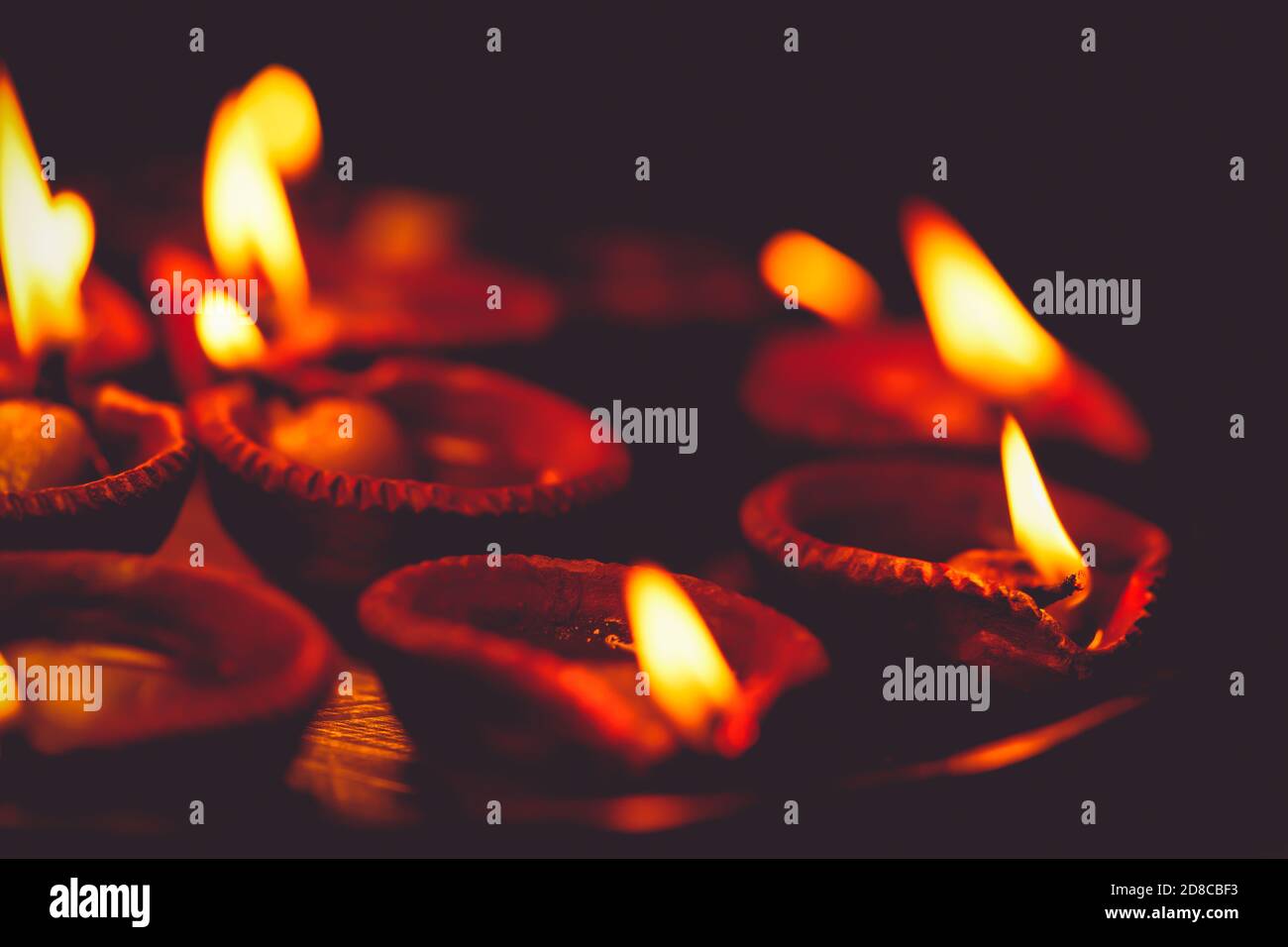 Diwali Diya, Öllampen beleuchtet oder brennen auf der festlichen Anlass von deepavali, deepawali. Hintergrund für hinduistische rituelle Anbetung im Tempel, Kultur, Stockfoto