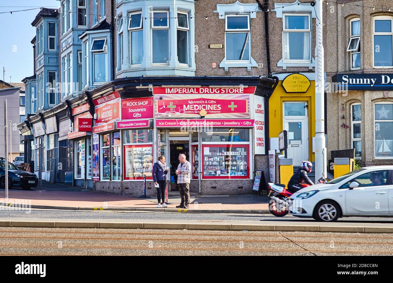 Geschäfte und Drogeriemarkt in Blackpool direkt am Meer Stockfoto