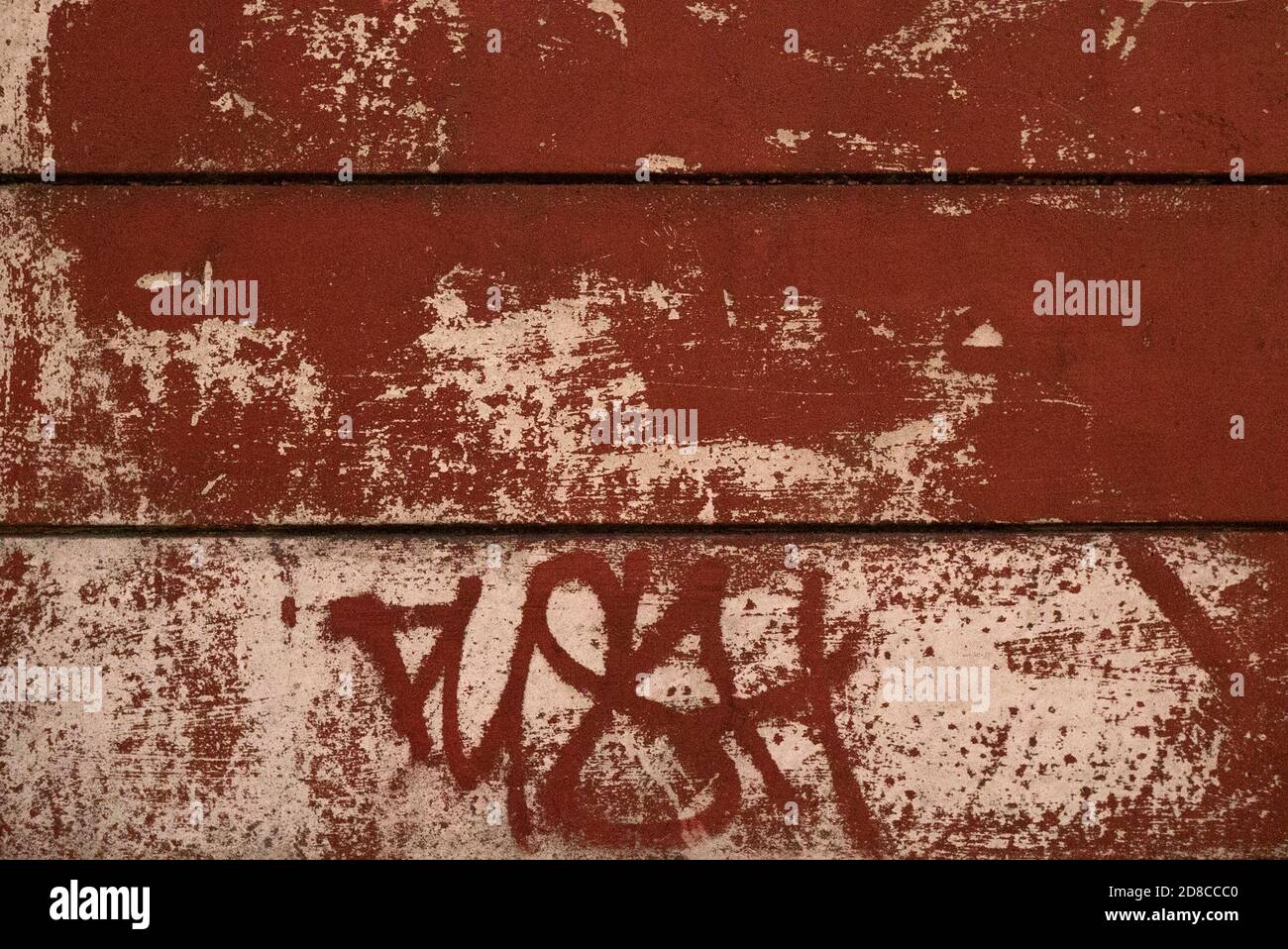 Das Word Push Spray auf EINER blutrot bemalte Wand Stockfoto