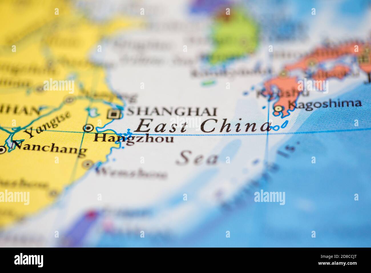Geringe Schärfentiefe Fokus auf geografische Kartenposition von Ostchinesisches Meer vor der Küste Chinas auf dem Atlas Stockfoto