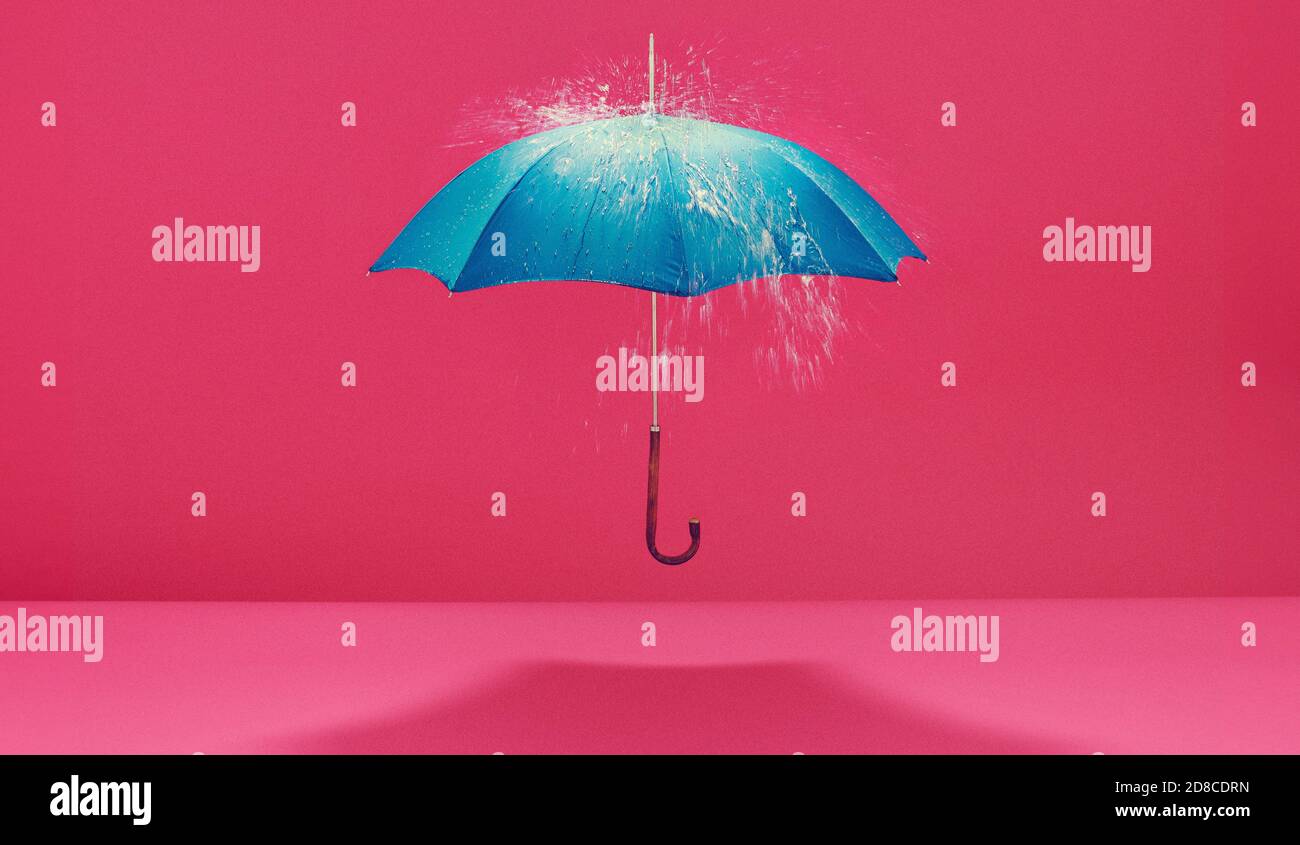 Schwebender Regenschirm im Regen Stockfoto