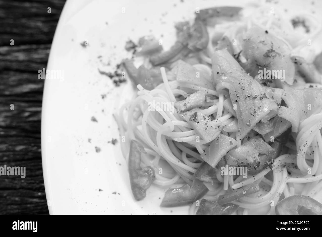 Lachs Spaghetti Mit Frischer Tomate Gegen Holztisch Stockfoto
