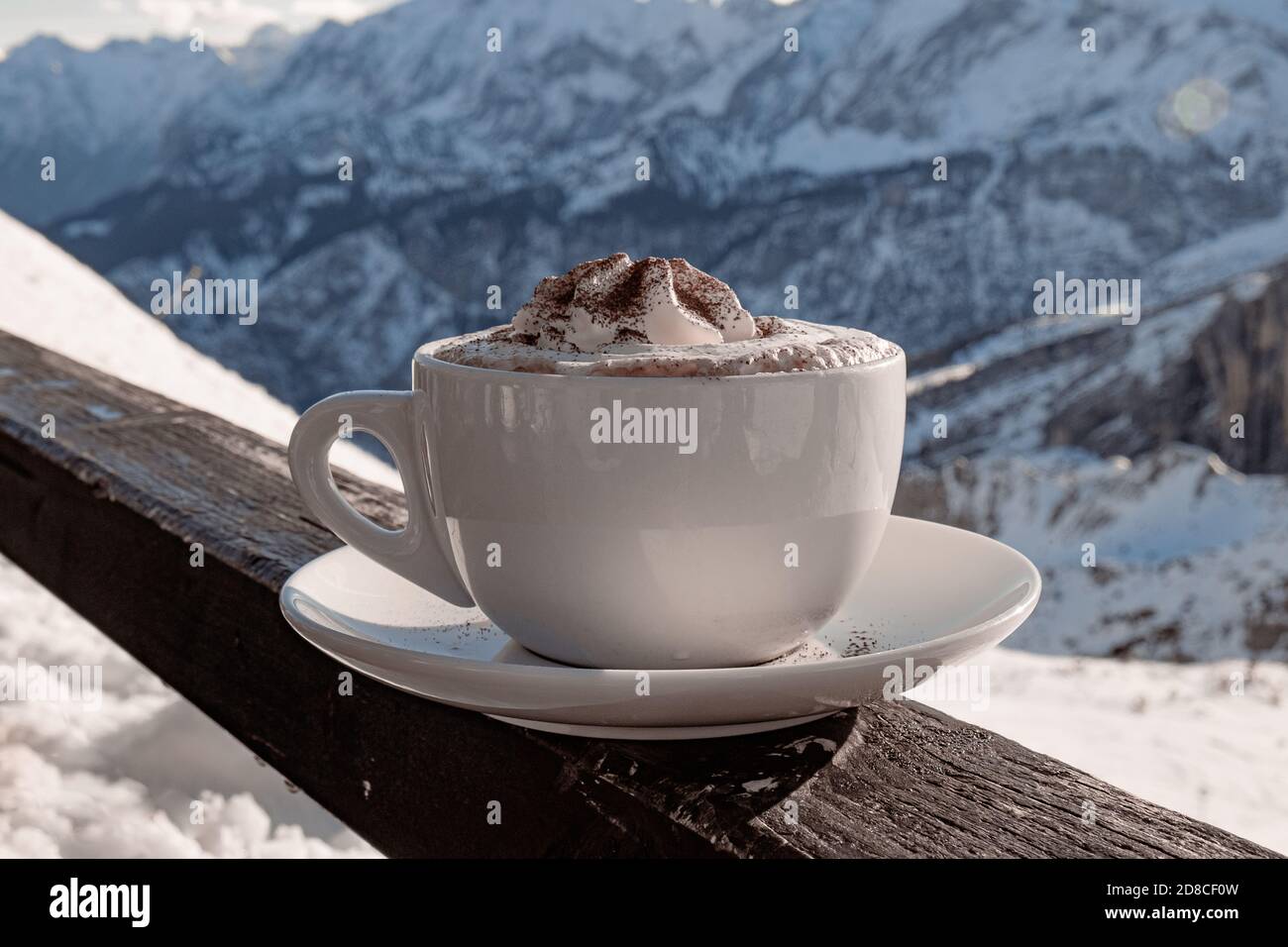 alpenpanorama, Tasse Kaffee Stockfoto