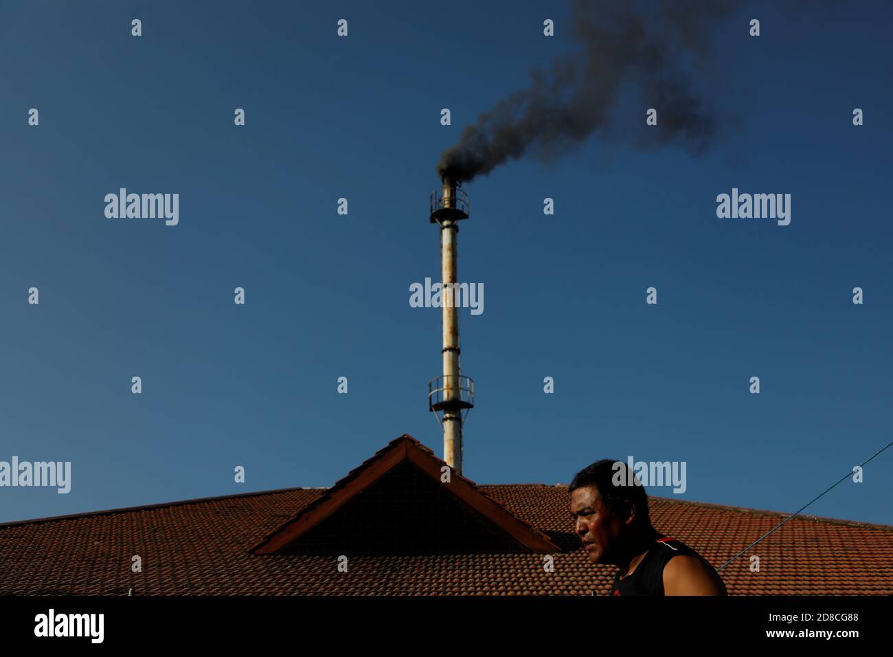 Rauch Steigt Aus Einem Schornstein Stockfotos Und Bilder Kaufen Alamy