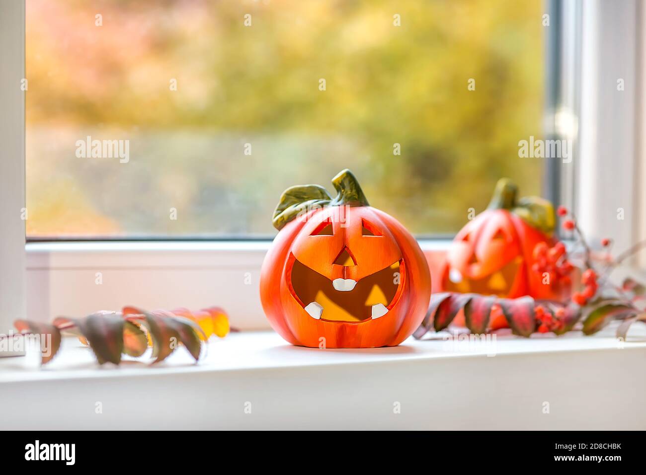Lustige Deko-Kürbisse für Halloween stehen auf der Fensterbank. Vor dem  Fenster, Herbstlandschaft, Bokeh. Selektiver Fokus Stockfotografie - Alamy