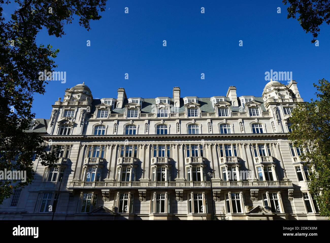 Harcourt House, großes edwardianisches denkmalgeschütztes Apartmentgebäude, Cavendish Square, Marleybone, Westminster, Westend, London, Vereinigtes Königreich Stockfoto