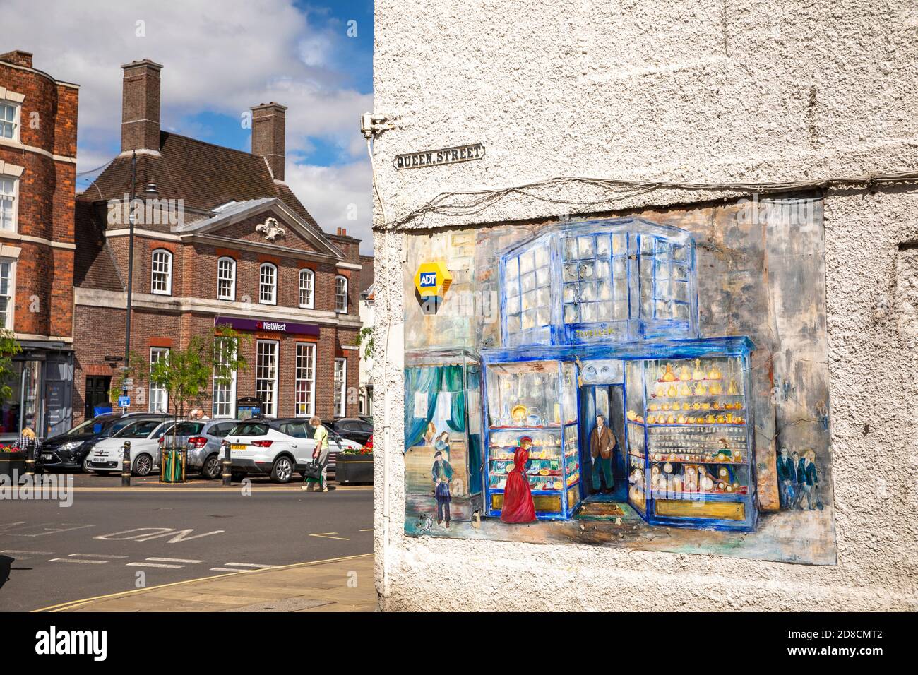 Großbritannien, England, Lincolnshire Wolds, Louth, Queen Street, gemalte Wandgemälde an der Wand von Scotts Juweliere, die zum Marktplatz führen Stockfoto