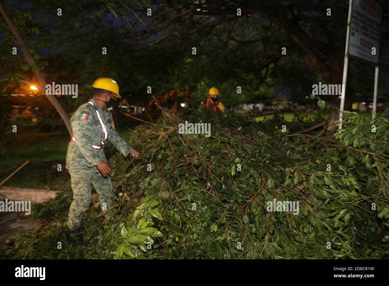 Cancun, Mexiko. Oktober 2020. CANCUN, MEXIKO - OKTOBER 26: Militär von Quintana Roo während der Vorbeugeoperation Plan DN-IIIE vor der Ankunft des Hurrikans Zeta in der mexikanischen Karibik, der mehrere Bäume und Verkehrszeichen wegen starker Windböen niedergeschlagen hat. Huracan wird heute am 26. Oktober 2020 um 10 Uhr in Cancun, Mexiko, eintreffen. Kredit: Rodolfo Flores/Eyepix Gruppe/Der Fotozugang Gutschrift: Der Fotozugang/Alamy Live Nachrichten Stockfoto