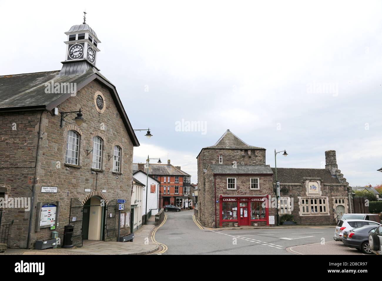 Rathaus (links) Tower House (Mitte) und Stadtplatz, High Street, Talgarth, Brecknockshire, Powys, Wales, Großbritannien, Großbritannien, Großbritannien, Großbritannien, Europa Stockfoto