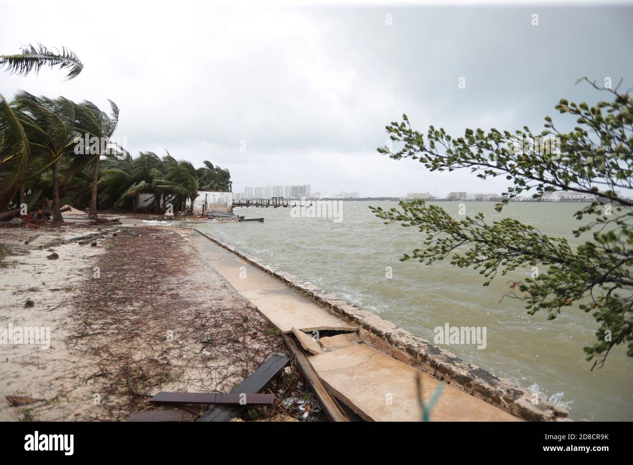 Cancun, Mexiko. Oktober 2020. CANCUN, MEXIKO - OKTOBER 27: Allgemeine Ansicht nach der Ankunft des Hurrikans Zeta in Kategorie 1 der Saffir-Simpson Skala; Es ist das dritte Umweltphänomen seiner Art, die in einem Monat aufgezeichnet wurde. Die staatlichen Behörden haben am 27. Oktober 2020 in Cancun, Mexiko, eine Präventionsaktion gestartet, bei der mehr als 70 Unterkünfte für betroffene Menschen eingerichtet wurden. Kredit: Rodolfo Flores/Eyepix Gruppe/Der Fotozugang Gutschrift: Der Fotozugang/Alamy Live Nachrichten Stockfoto