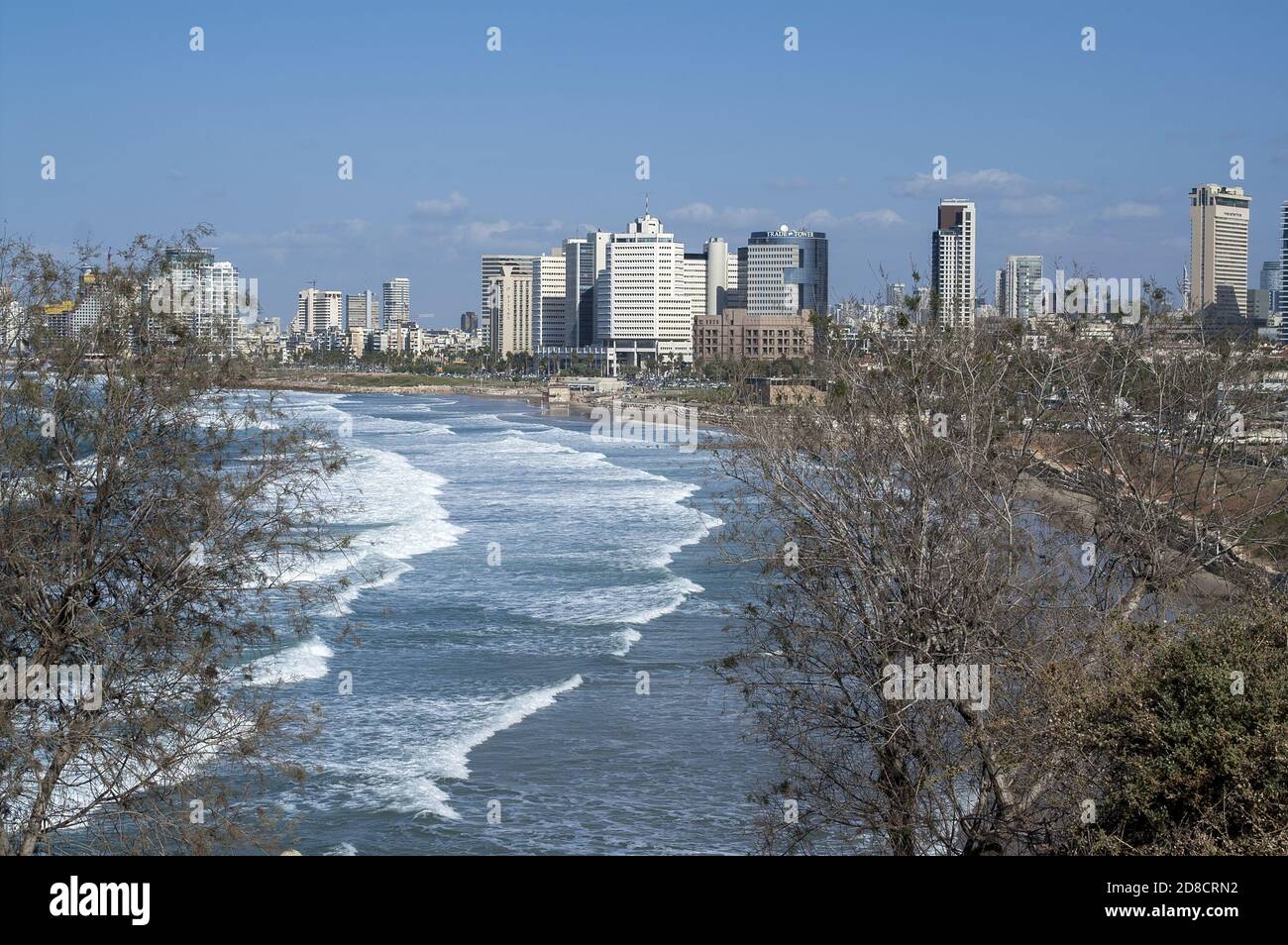 יפו, Jaffa, Jafa, يافا, Israel, Izrael, ישראל; Landschaft mit dem Strand und Tel Aviv Wolkenkratzern. נוף עם חוף הים וגורדי שחקים בתל אביב; Widok na plażę Stockfoto