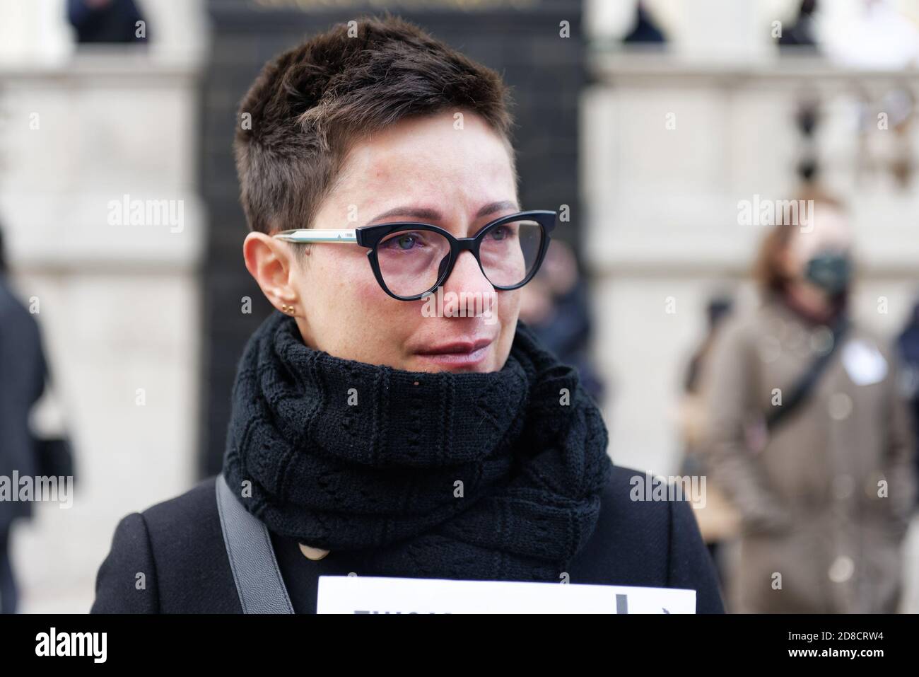 Warschau, OKTOBER 25. 2020: Protest gegen die Verschärfung des Abtreibungsgesetzes vor der Kirche von Holly Cross. Frauenstreik Protest. Stockfoto