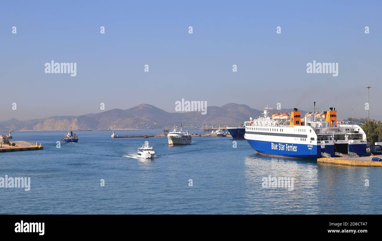 Boote durchqueren den geschäftigen griechischen Hafen von Piräus. Der Hafen ist der größte in Griechenland und ist der Haupthafen, der die griechische Hauptstadt Athen unterstützt. Stockfoto
