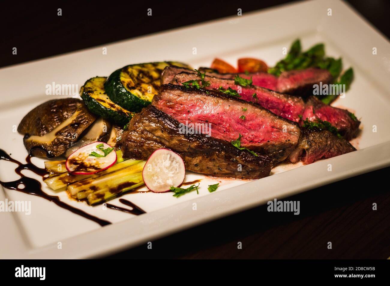 Japanische Wagyu Grad a5 gebraten Medium selten und serviert mit Gegrilltes Gemüse Stockfoto