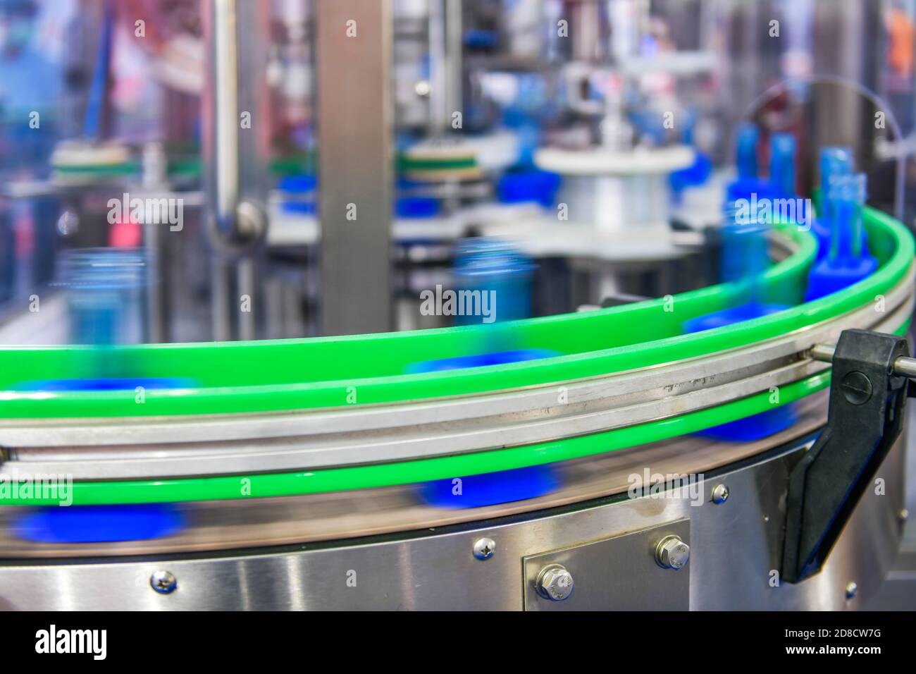 Klare blaue Glasflaschen übertragen auf automatisierte Förderanlagen Industrie Automatisierung für Paket Stockfoto