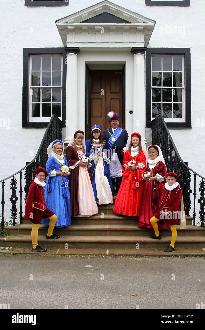 Irvine, Ayrshire, Schottland, Großbritannien Marymass ist ein Festival in Irvine, das auf das Mittelalter zurückgeht, dessen moderne Version aus dem Jahr 1920s stammt. Es wurde ursprünglich mit der Jungfrau Maria (anstatt Maria Königin der Schotten, wie oft angenommen wird) in Verbindung gebracht. ... Das Festival findet Mitte August statt. Die Irvine Carters Society wurde zunächst für geschäftliche und gemeinnützige Zwecke gegründet. Ihre Geschichte ist so alt wie die Incorporated Trades of the Royal Burgh of Irvine..Portraits von Marymass Queens und Page Boys Stockfoto