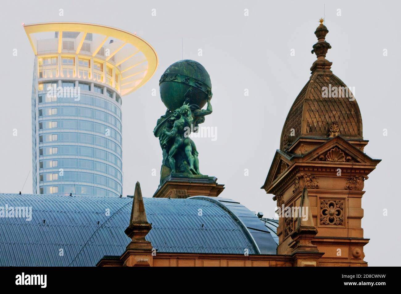 Skulptur am Hauptbahnhof vor dem Wolkenkratzer der DZ Bank in der Abenddämmerung, Deutschland, Hessen, Frankfurt am Main Stockfoto