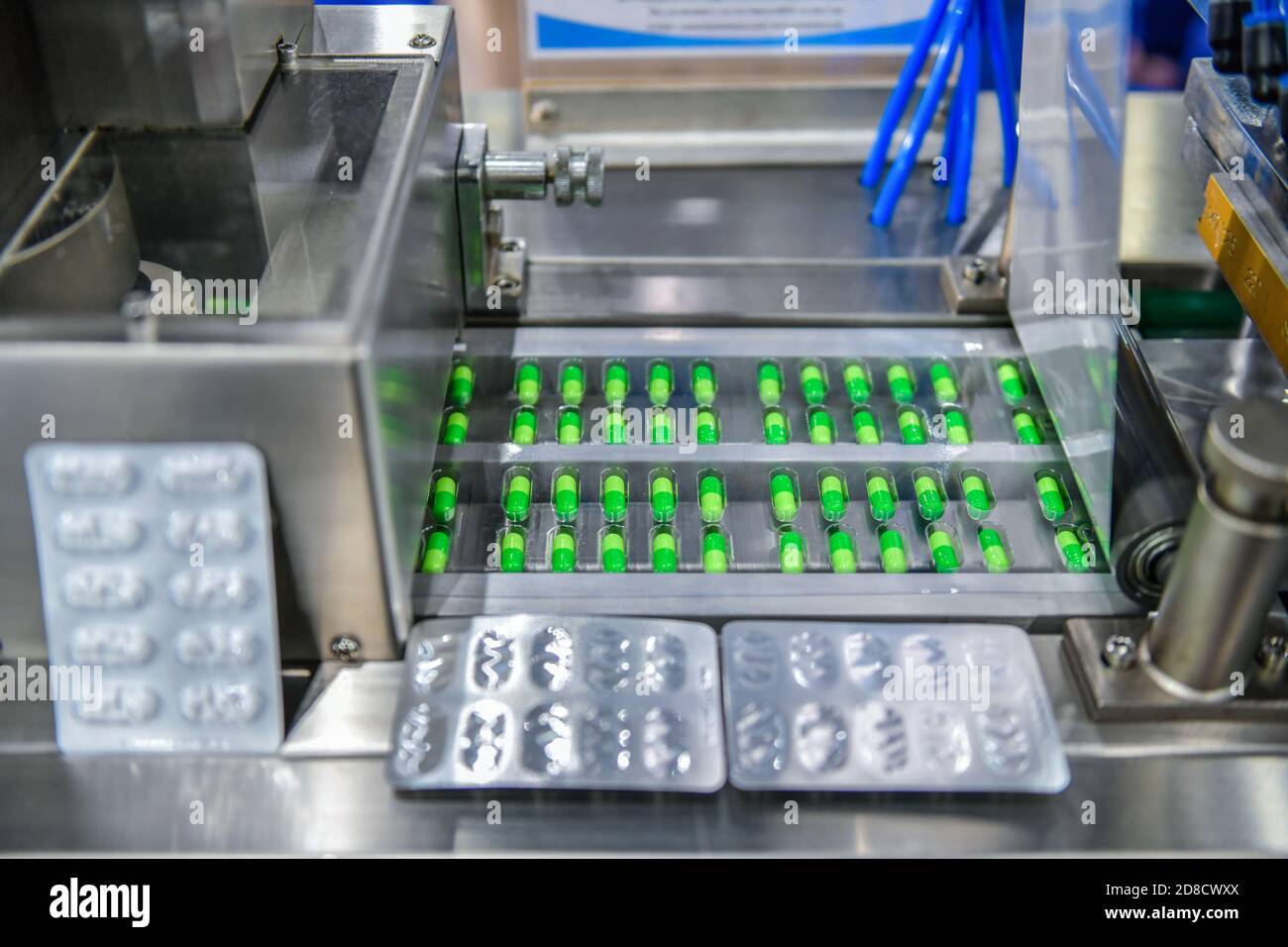 Grüne Kapsel Medizin Pille Produktionslinie, Industrial Pharmaceutical Konzept. Stockfoto
