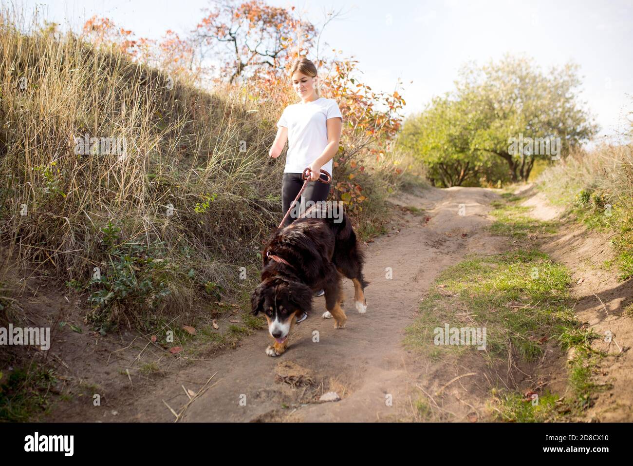 Bewegung. Behinderte Frau zu Fuß und Training im Freien im Wald, Üben. Aktive Frau mit Handicap. Konzept von gesunder Lebensweise, Motivation, Konzentration, Inklusion und Vielfalt. Stockfoto