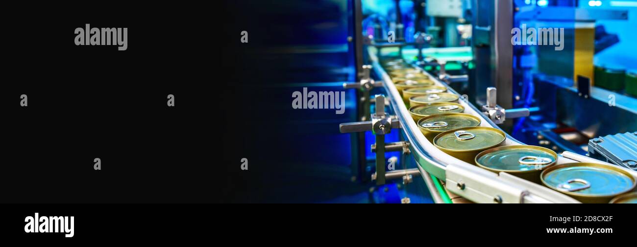Konserven Lebensmittel auf Förderband im Distributionslager. Pakete Transport-System-Konzept, Freiraum auf der linken Seite für Text. Stockfoto