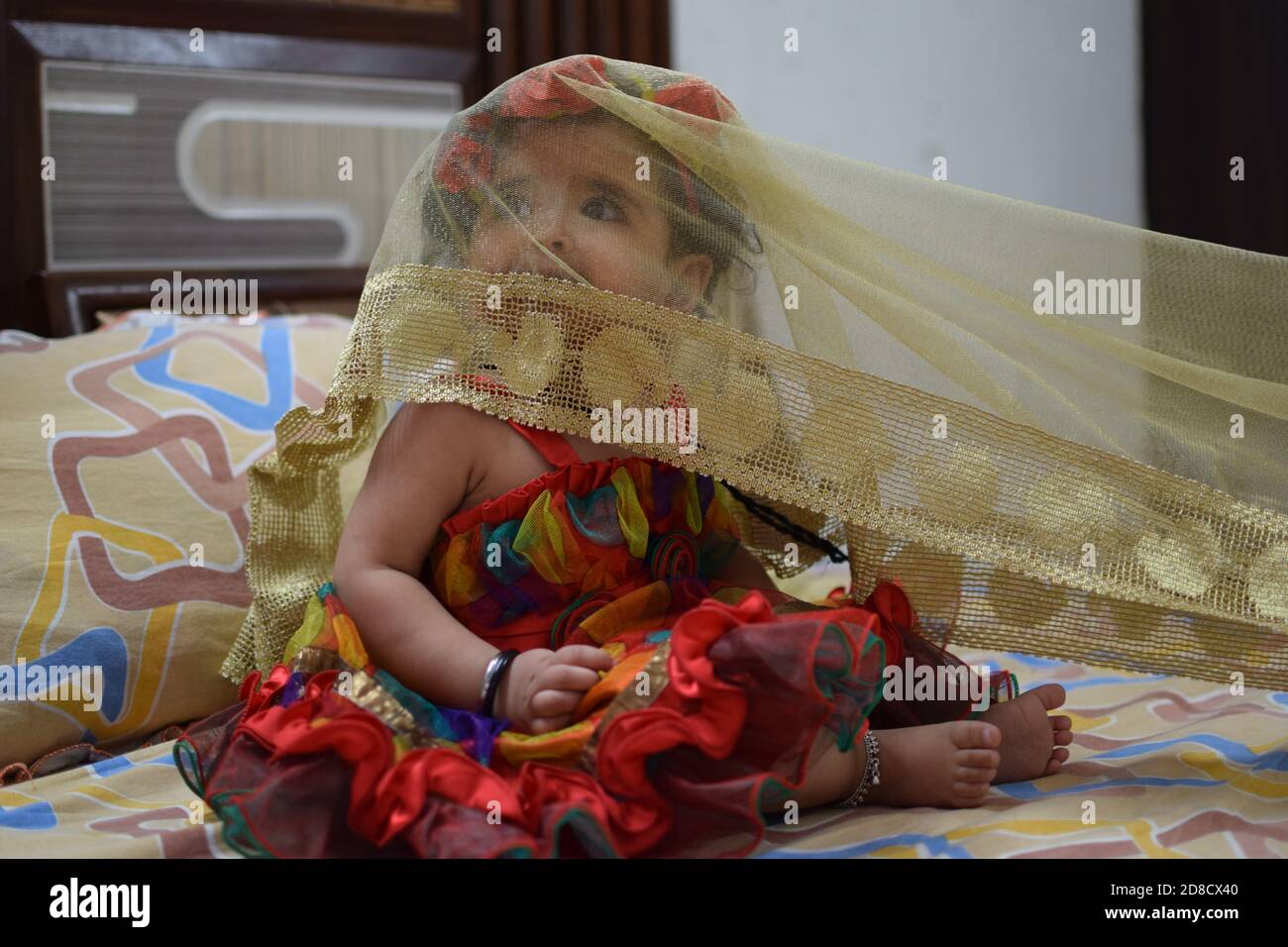 Bild von süßen Baby-Mädchen in einem Kranz, Nahaufnahme Porträt von niedlichen 12 Monate alt lächelndes Mädchen, Kleinkind, entzückende kleine Baby-Mädchen, lächelnd und machen niedlich Stockfoto