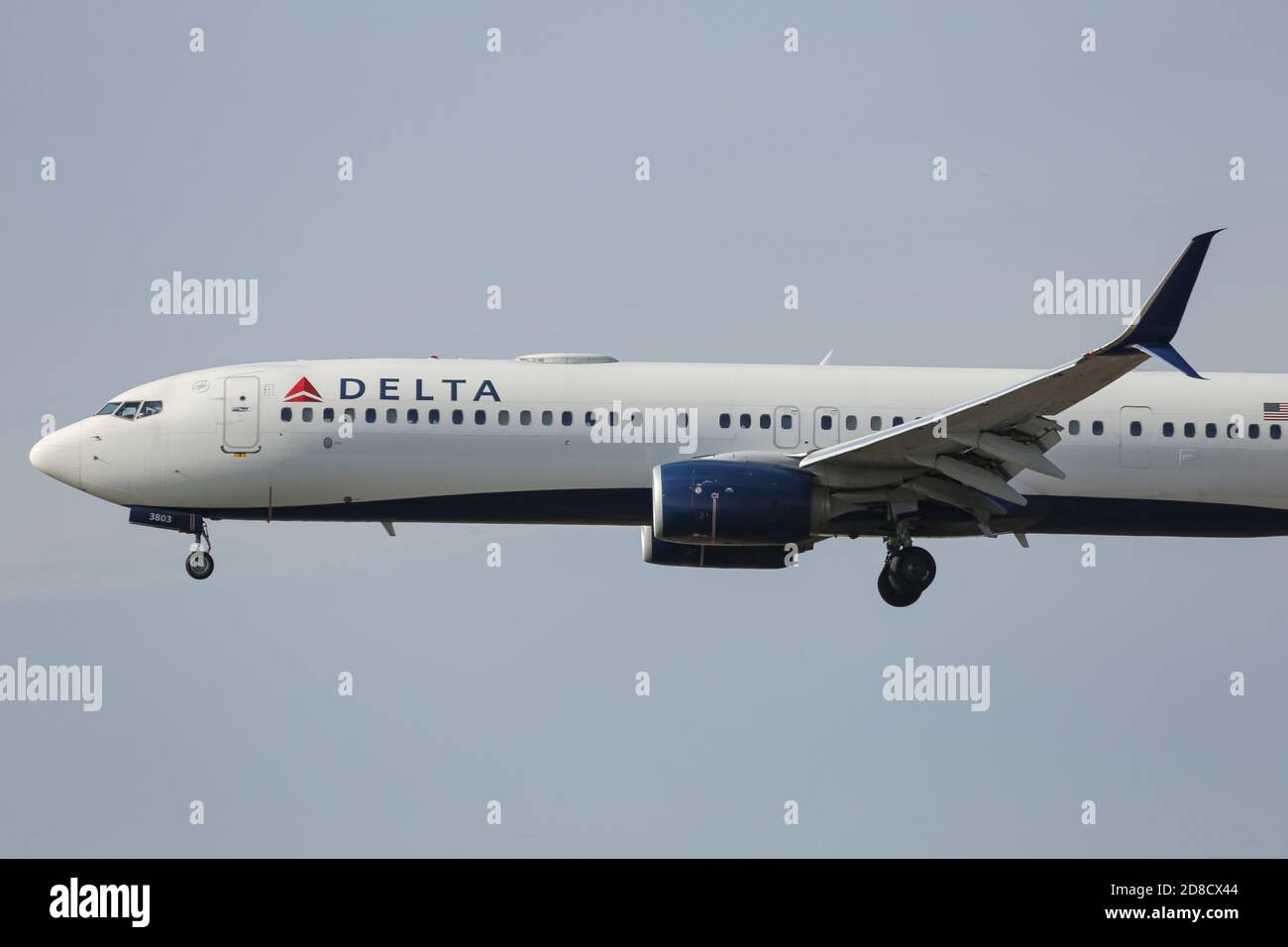 New York, USA. Oktober 2020. Ein Passagierflugzeug der Delta Air Lines Boeing 737 landet am New York JFK John F. Kennedy International Airport in NY, USA. Das Flugzeug ist eine Schmalbody Boeing 737-900ER mit Registrierung N803DN. Kredit: Nik Oiko/SOPA Images/ZUMA Wire/Alamy Live Nachrichten Stockfoto