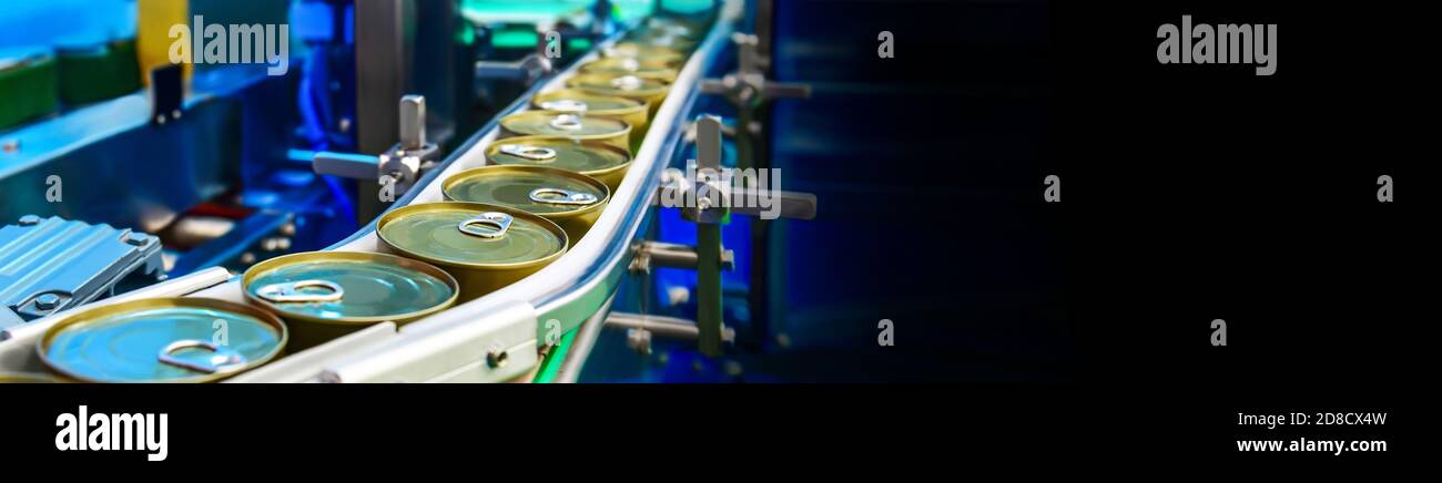 Konserven Lebensmittel auf Förderband im Distributionslager. Pakete Transport-System-Konzept, Freiraum auf der rechten Seite für Text. Stockfoto