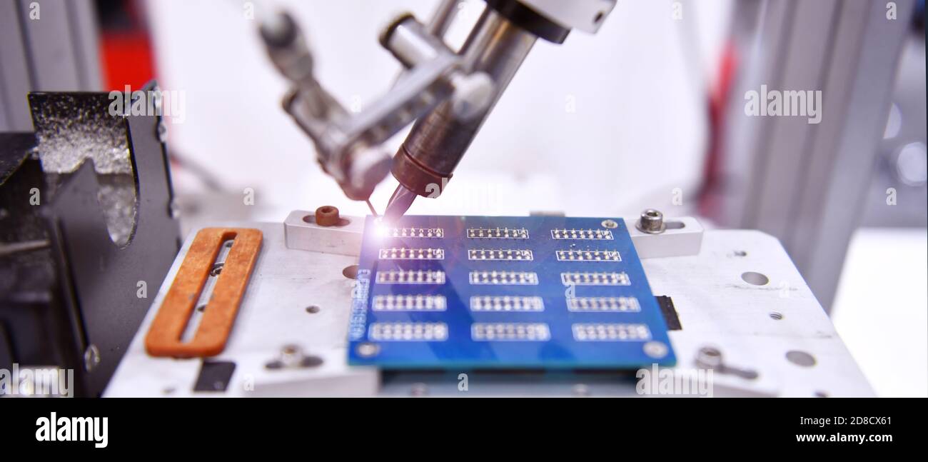 Technologischer Prozess zum Löten und Montagen von Chipkomponenten auf leiterplatten. Automatisierte Lötmaschine in der Industrie Stockfoto