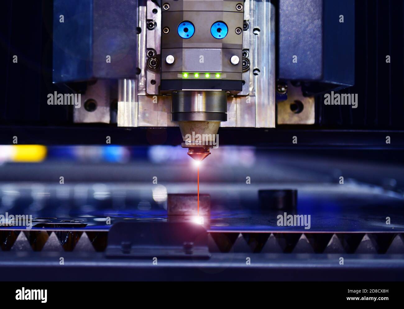 Laser schneiden Kopf Maschine beim Schneiden des Blechs mit Das Funkenlicht im Werk Stockfoto