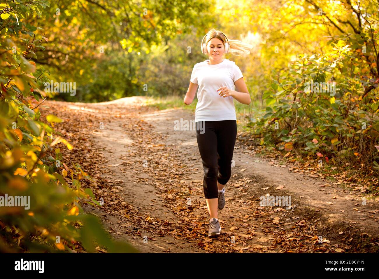 Aktion. Behinderte Frau zu Fuß und Training im Freien im Wald, Üben. Aktive Frau mit Handicap. Konzept von gesunder Lebensweise, Motivation, Konzentration, Inklusion und Vielfalt. Stockfoto