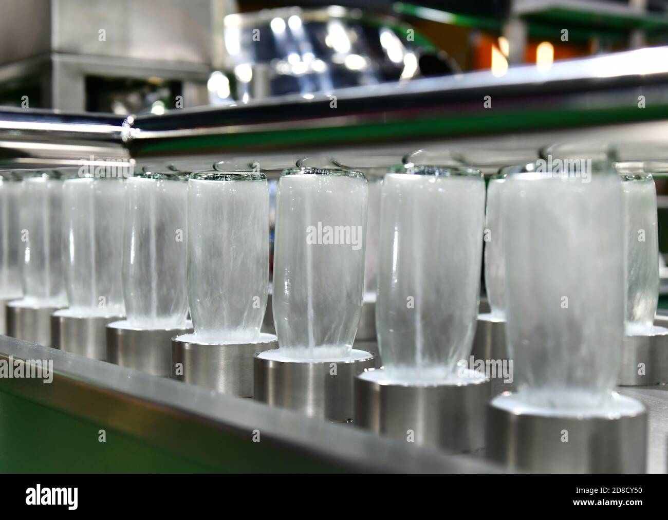 Reinigung von Flaschen Glasflaschen für Getränkeprodukte in Bearbeitung durch Warmwasser in der automatischen Maschine bei der Herstellung Stockfoto
