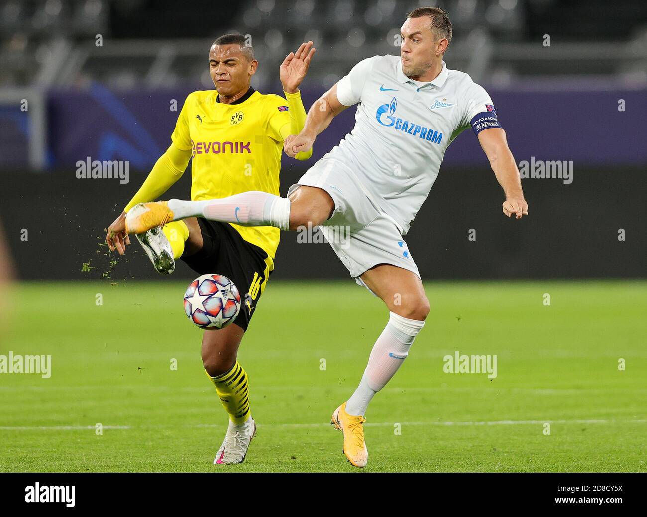 Artem Dzyuba von Zenit und Manuel Akanji von Borussia Dortmund während der  UEFA Champions League, Gruppenphase, Gruppe F Fußballspiel zwischen  Borussia C Stockfotografie - Alamy
