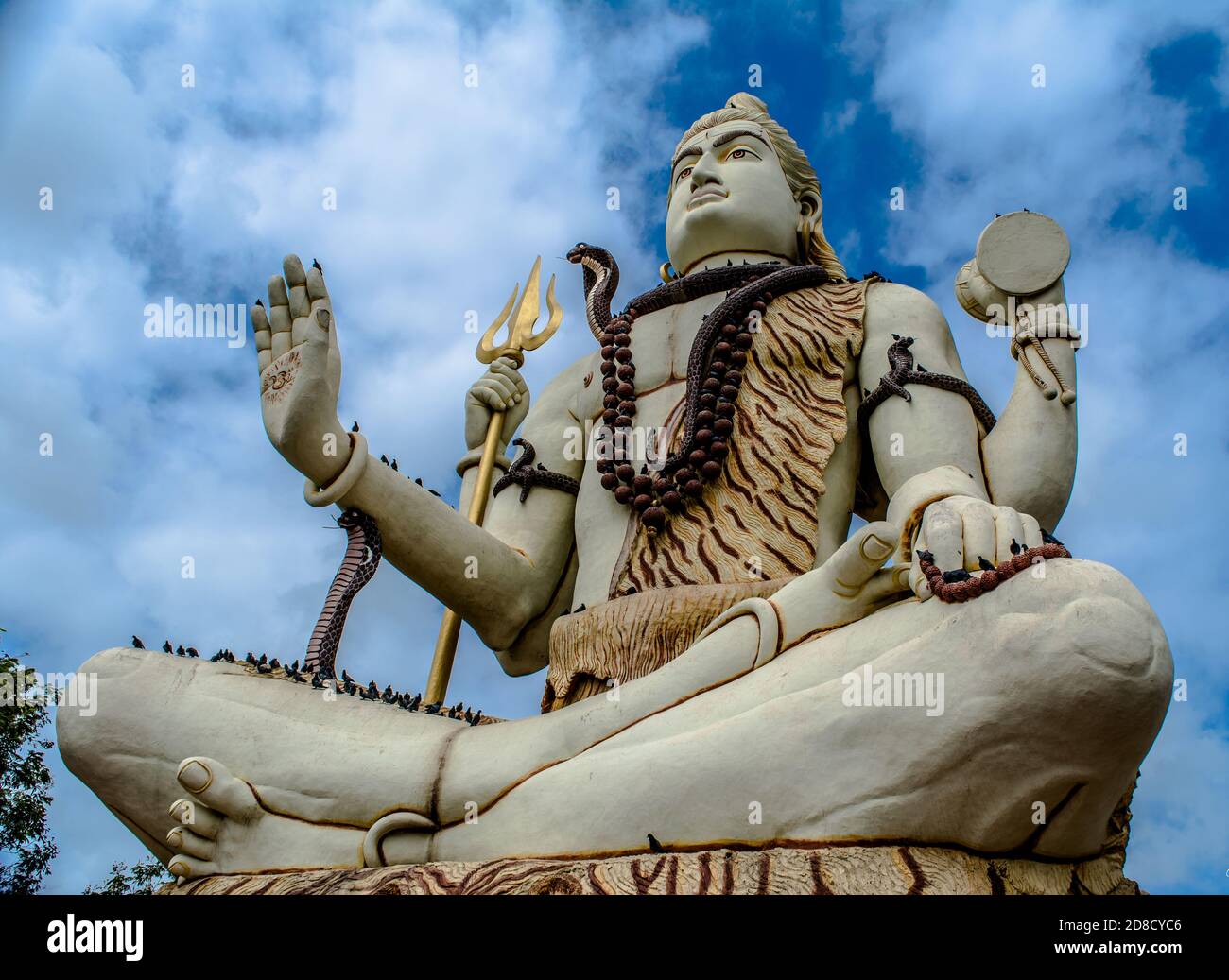 Große shiv-Statue. Nageshvara ist einer der Tempel im Shiva Purana erwähnt und ist einer der zwölf Jyotirlingas. Stockfoto