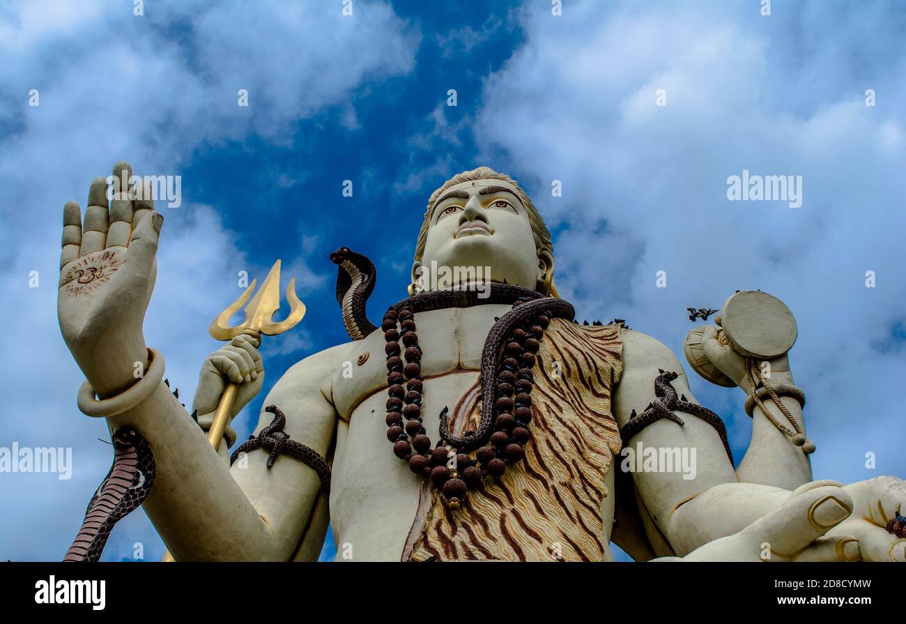 Große shiv-Statue. Nageshvara ist einer der Tempel im Shiva Purana erwähnt und ist einer der zwölf Jyotirlingas. Stockfoto