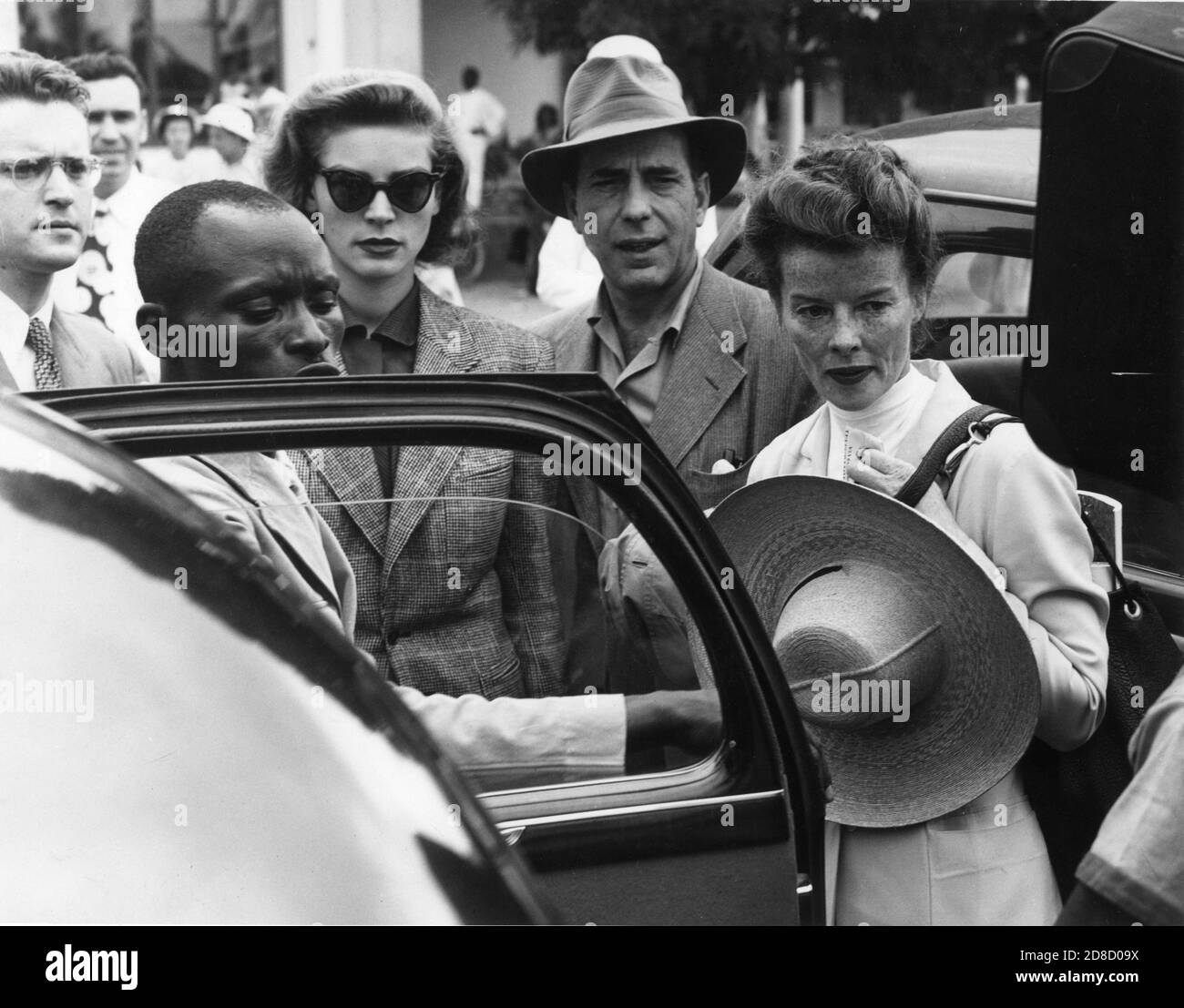 LAUREN BACALL HUMPHREY BOGART und KATHARINE HEPBURN Ankunft in Afrika für Drehort Drehort der AFRIKANISCHEN KÖNIGIN 1951 Regisseur JOHN HUSTON Roman C.S. Forester Drehbuch James Agee und John Huston UK - USA Koproduktion Romulus Films / Horizon Pictures / Independent Film Distributors (IFD) / United Artists Stockfoto