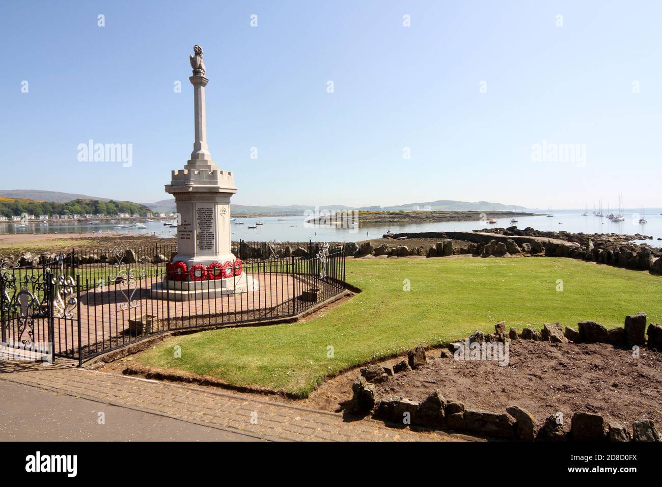 Millport auf Isle of Cumbrae, allgemeine Ansichten und Leute, die das Wetter genießen und Blick war Memorial Stockfoto