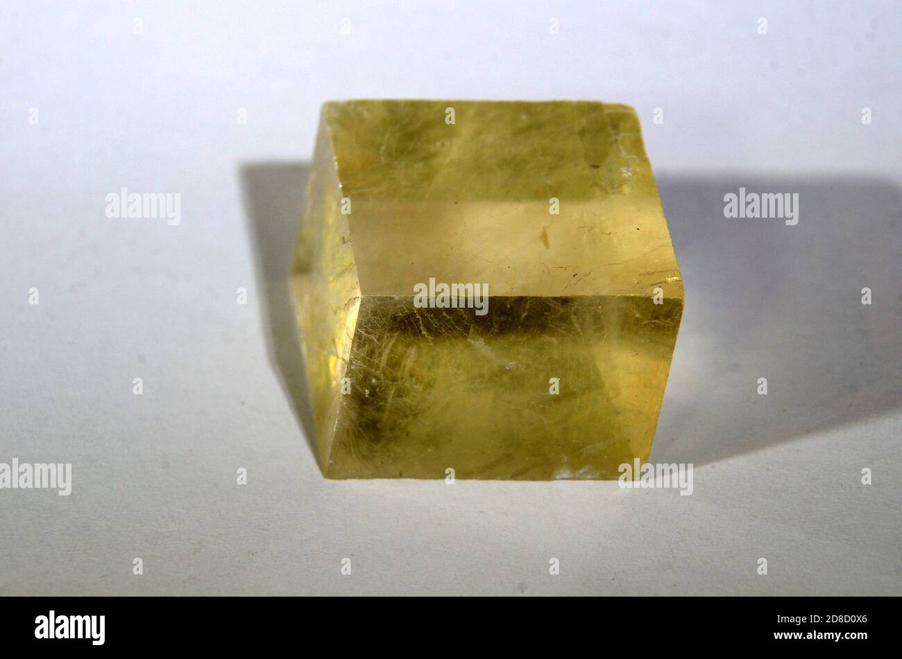 Ein kubisches Stück kristalliner Doppelspat. Stockfoto