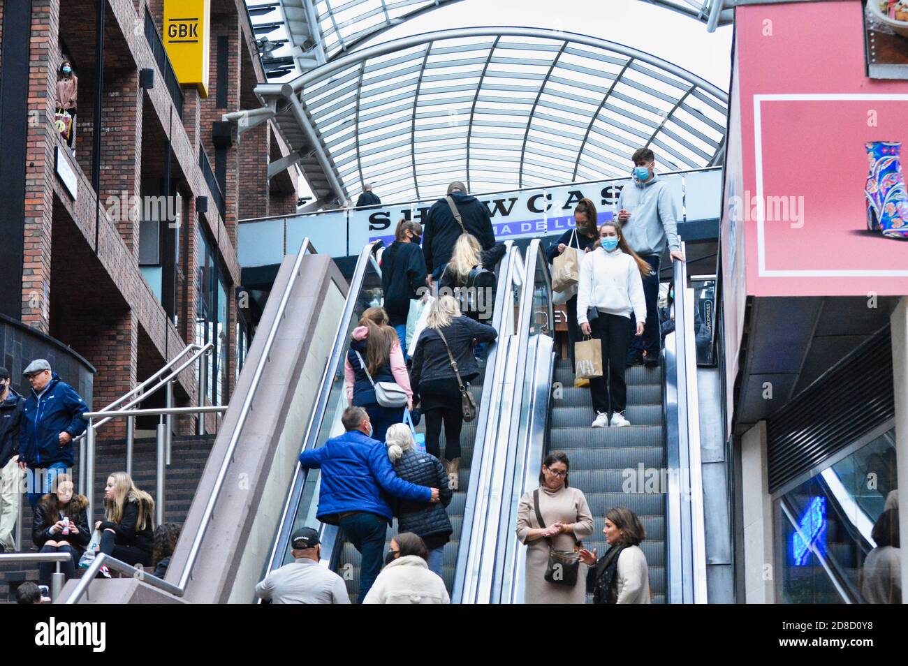Menschen einkaufen während Pandemiezeiten in Cabot Circus Bristol, Großbritannien. Stockfoto
