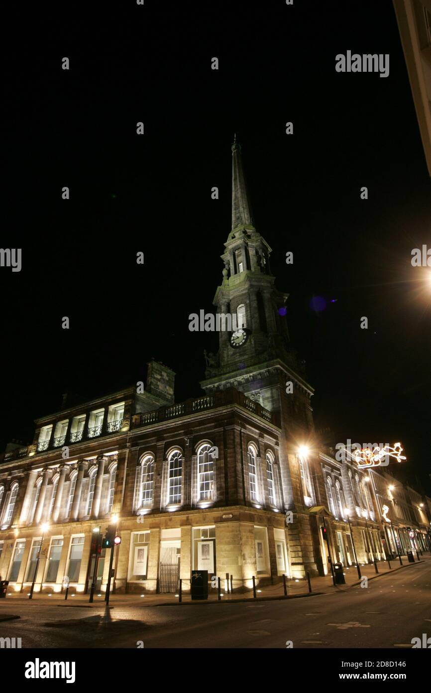 Ayr, Ayrshire, Schottland, Großbritannien. Ein mit Flutlicht beleuchtetes Rathaus an der Ecke High Street und New Bridge Street & Sandgate. Ayr Town Hall ist ein Gemeindegebäude in der New Bridge Street, Ayr, Schottland. Das Rathaus, das Sitz des Verwaltungsrats von Ayr Burgh war, ist ein denkmalgeschütztes Gebäude der Kategorie A. das Gebäude wurde von Thomas Hamilton im neoklassizistischen Stil entworfen, von Archibald Johnston zu einem Preis von £9.965 in Aschlar-Stein gebaut und im November 1830 fertiggestellt. Stockfoto