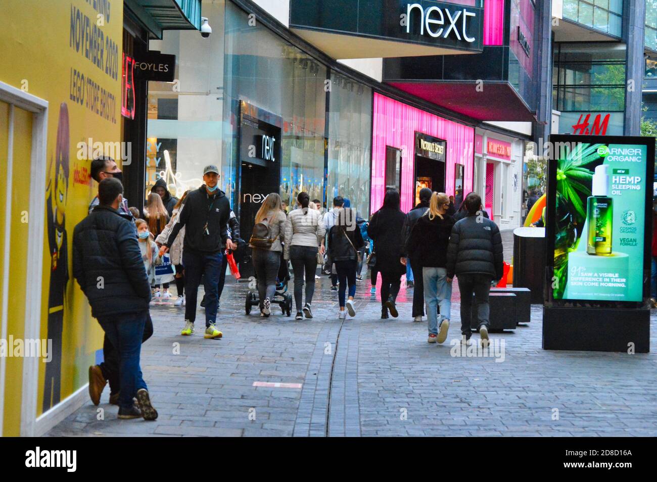 Menschen einkaufen während Pandemiezeiten in Cabot Circus Bristol, Großbritannien. Stockfoto