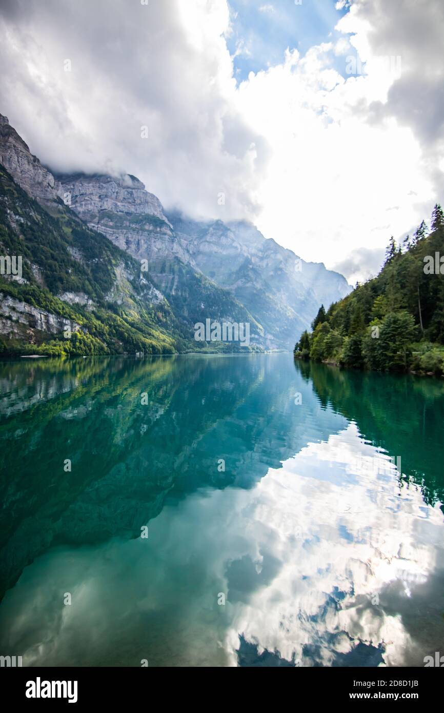 Blauer Sommertag am Klontalersee. Glarnisch, Bergkette, die sich im Wasser spiegelt. Landschaft in der Schweiz. Stockfoto