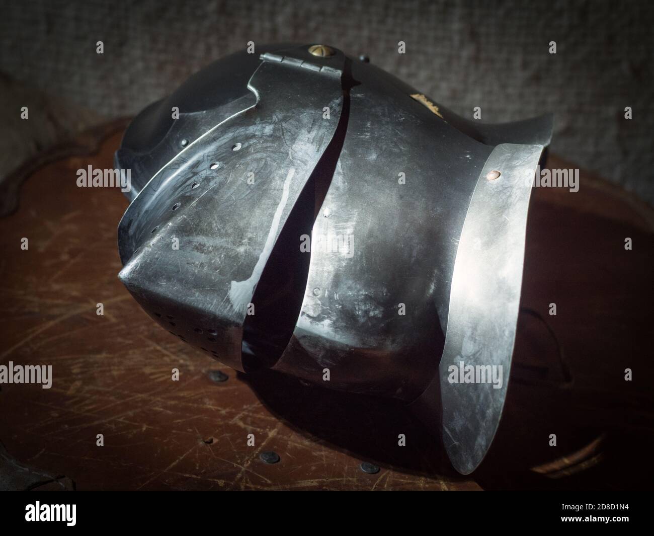 Shinny mittelalterlichen Helm auf einem hölzernen Schild. Stockfoto