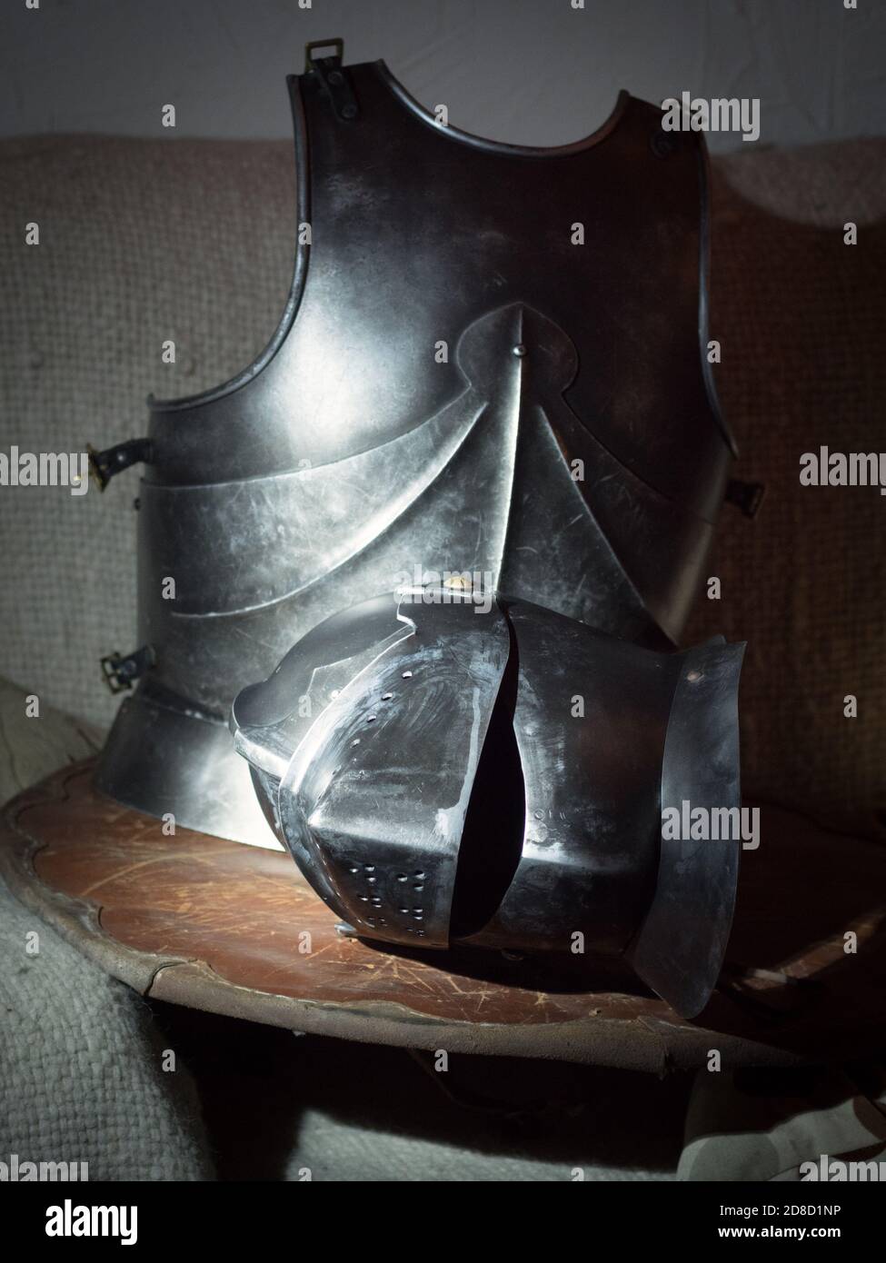 Teile einer mittelalterlichen Rüstung auf Schild. Stockfoto