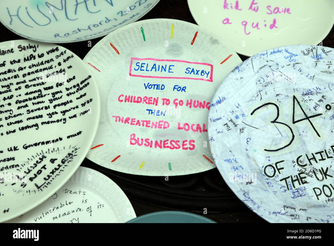 Barnstaple, North Devon, Großbritannien. Okt. 2020. Teller wurden außerhalb des Büros der konservativen Abgeordneten Selaine Saxby in der Church Street Barnstaple gelassen. Die Abgeordnete verursachte einen Sturm über einen umstrittenen Tweet, bei dem sie lokale Unternehmen attackierte, weil sie lokalen Kindern geholfen hatte, die während der laufenden Halbzeit kein Recht auf Hilfe hatten. Quelle: Natasha Quarmby/Alamy Live News Stockfoto