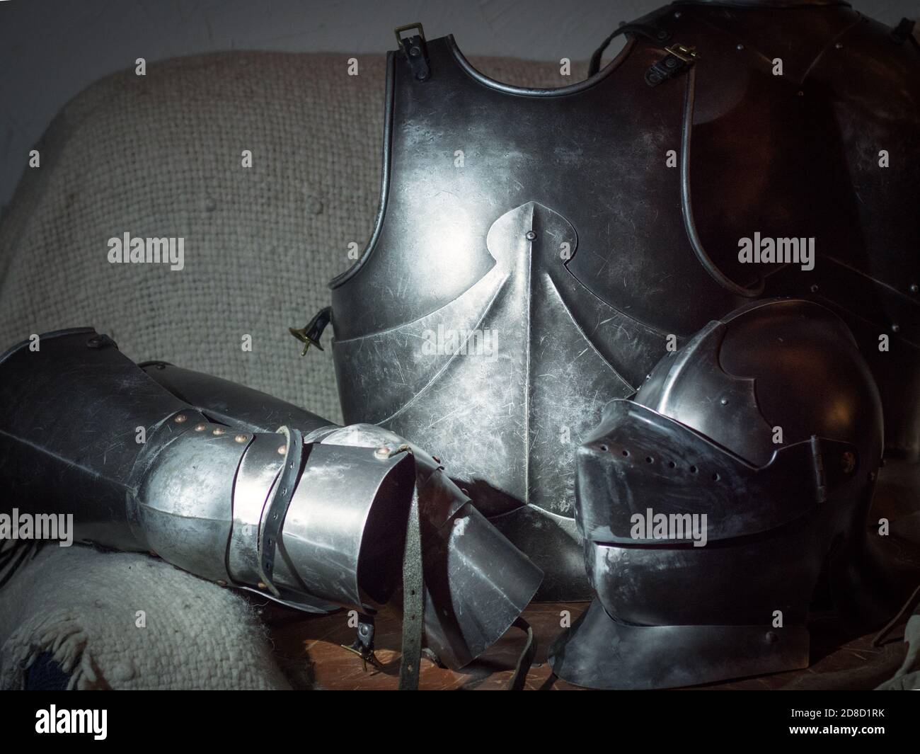 Die Teile der shinny mittelalterlichen Rüstung auf dem Sofa. Stockfoto