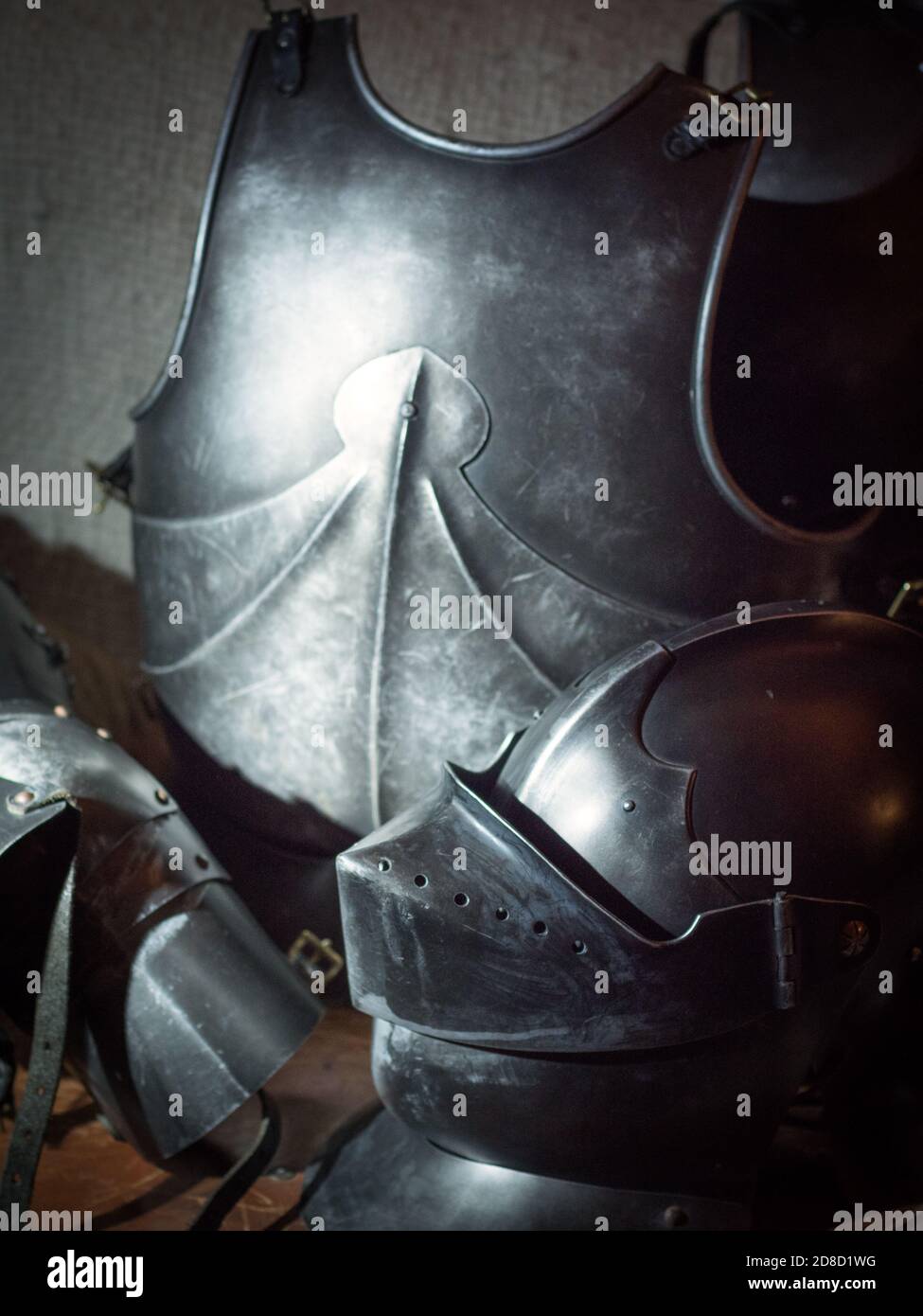 Nahaufnahme einer glänzenden mittelalterlichen Rüstung auf dem Sofa. Stockfoto